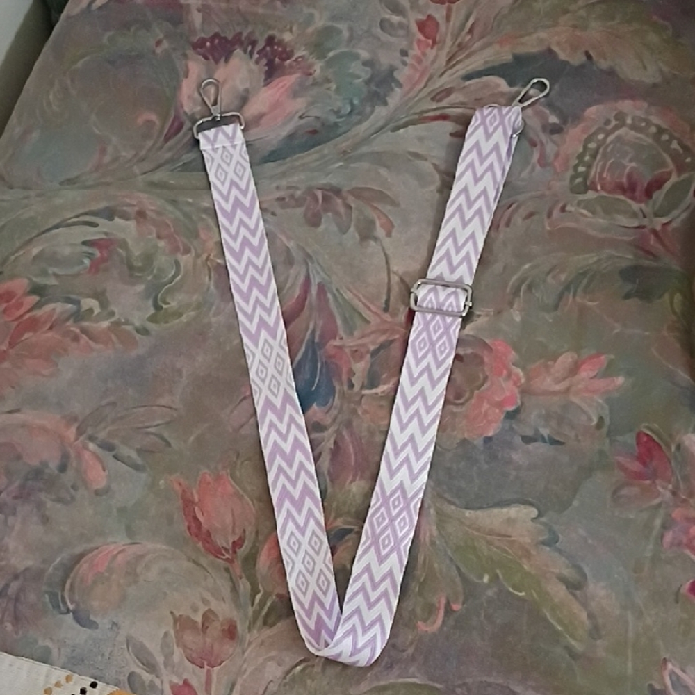 Nwot Chevron Woven White  Lavender Patterned Strap